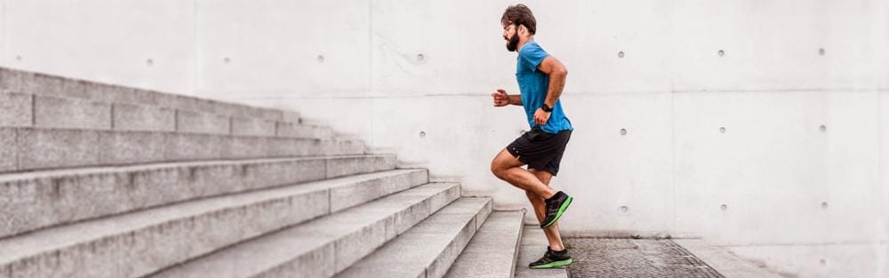 Sportlik mees trepist üles jooksmas