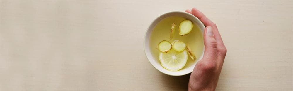 Teetassi hoidev käsi